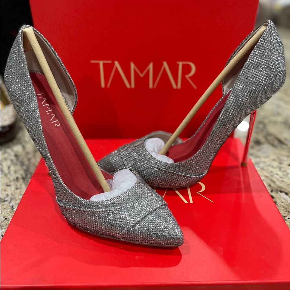 Gorgeous silver shoe, Tamar collection, never worn! Includes duster bag.